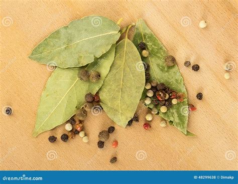 Rör ned  nyligen tillverkad timjan  samt  en lagerblad,  krydda  samt peppar.