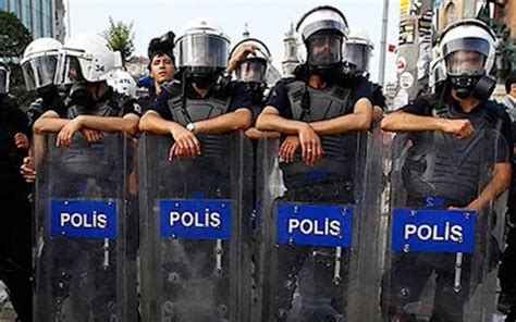 Rüyada Polis Kıyafetli Birini Görmek .