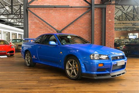 R34 gtr v. 1999 Nissan Skyline GT-R (R34) While the R33 had made an impact on the public consciousness, it wasn’t until the R34 GT-R arrived that its legendary status really began. Once again, it was ... 