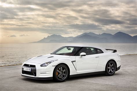 R35. The GT-R is exclusively powered by a twin turbocharged 3.8-liter DOHC V6 engine. The official title for the engine is the VR38DETT that Nissan's most brilliant minds spent years creating. The early models of the R35 have an output of 480 hp and 430 lb-ft of torque. There are four valves per cylinder led by a dual overhead camshaft and the ... 