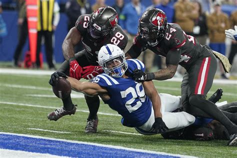 RB Jonathan Taylor to have thumb surgery and hopes to return to Colts in 3 weeks, AP source says