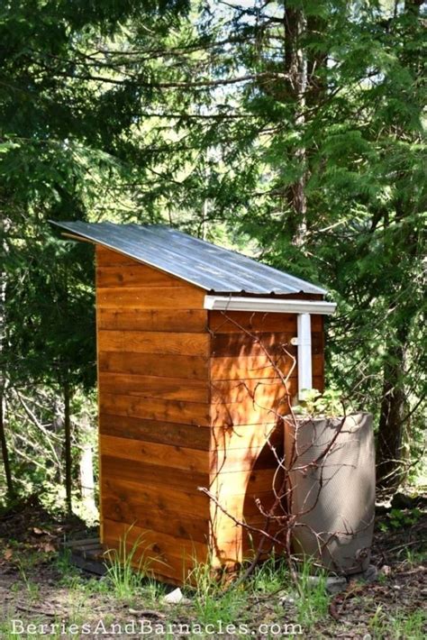 Rustic Outdoor Composting Toilet: A Sustainable Backyard - balustradellc