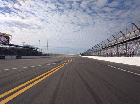 Race track cerca de mi. While the average speed is dependent on the size of the track and pit area, most NASCAR races see drivers reach close to 200 MPH. Two of the most important factors that determine t... 