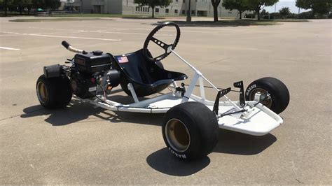 These go-karts are powered by small engines, typically with an output of 50cc. Quarter midget karts can either be raced on a paved oval track or dirt track and can reach speeds of up to 35 mph. Dirt tracks are typically shorter and narrower than paved tracks, which makes them ideal for quarter midget karts. Paved tracks are typically longer and ... 