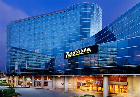 Radiss - Radisson Rewards is probably the best hotel loyalty program when it comes to earning free nights. At least when it comes to earning those nights via paid stays or credit card spending. Non-elite Radisson Rewards members earn a whopping 20 points per $1 spent on hotel stays, meaning you can earn a free …