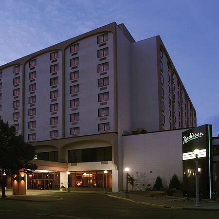 Radisson bismarck. Book your stay at the Bismarck Hotel & Conference Center for comfortable amenities that include two in-house restaurants, the region’s largest indoor waterpark, and convenient options for meeting, conferences and events.Located near Fort Abraham Lincoln State Park, Fort Lincoln Trolley, and the North Dakota State … 