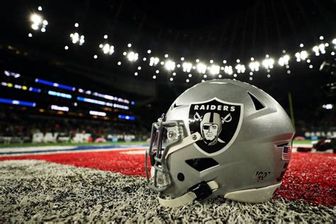 Raiders Helmet Stock-Fotos und Bilder - Getty Images