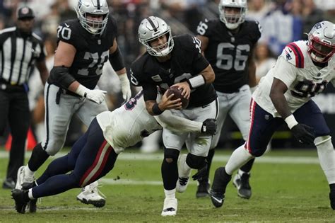 Raiders QB Jimmy Garoppolo misses 2nd half against Patriots with back injury
