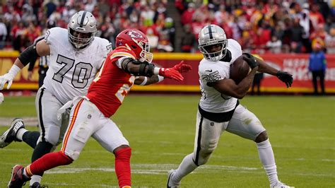 Raiders stun sloppy Chiefs with 2 defensive TDs in 20-14 victory on Christmas Day