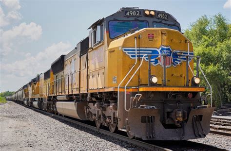 Railroad industry sues California over zero-emissions rule for locomotives