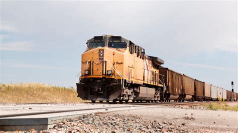 Railroad industry sues to block new locomotive pollution rules in California