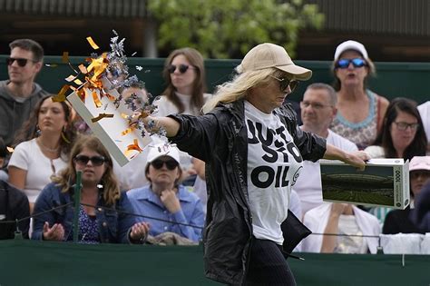 Rain and environmental activists affect play on Day 3 at Wimbledon. Iga Swiatek eases into 3rd round