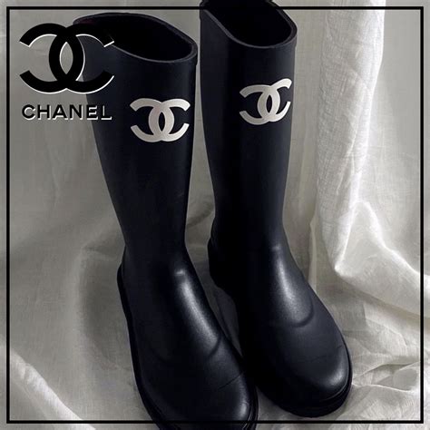 Rain boots chanel. This is an authentic pair of CHANEL Rubber Logo Rain Boots size 40 in Black and White. These stylish boots are crafted of black rubber with a Chanel CC logo in white. They feature a 2.25-inch block heel and fall just below the knee. 1106365 
