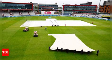 Rain delays start of play on last day of 4th Ashes test