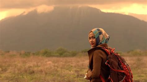 Rajawali Cinema SYNOPSIS FILM "JILBAB TRAVELER : LOVE. 