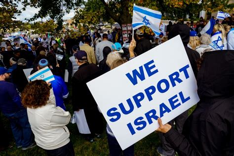 Rally in support of Israel outside Jewish Federation of St. Louis