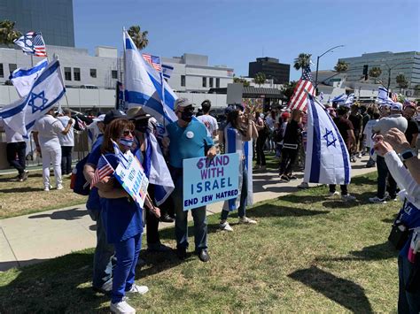 Rally in support of Israel takes place at Foster Beach