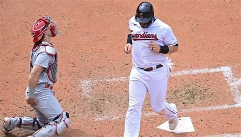 Ramírez's two-run double in ninth leads Guardians past Cardinals 4-3