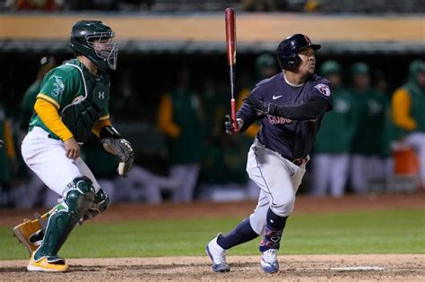 Ramírez hits RBI single in 10th, Guardians outslug A’s 12-11
