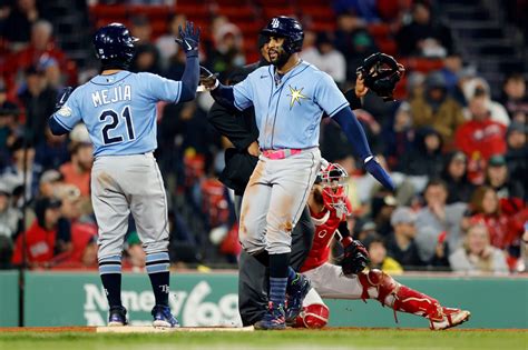 Ramírez hits tiebreaking 2-run double as Rays beat Red Sox 4-2 for doubleheader split