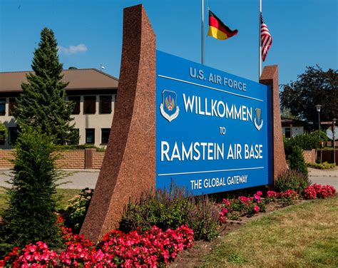 Ramstein air force base. Ramstein Air Base huser mere end 16.400 amerikanere, som gør tjeneste på basen, og mere end 5.400 civile amerikanere, som arbejder og bor der, og er den base uden for USA, hvor flest amerikanere gør tjeneste. Værtsenheden på Ramstein Air Base er 435. Air Base Wing af United States Air Force (fork. USAF), som understøtter 86. Airlift Wing ... 