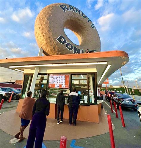 Randy's Donuts opens its doors to glaze crazed crowd in San Diego