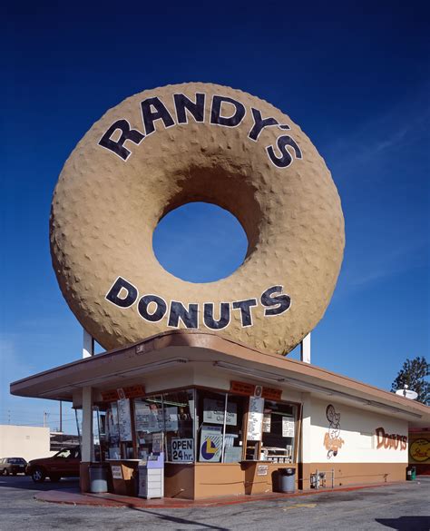 Randys donut. Randy’s Donuts（ランディーズドーナツ）とは. ロサンゼルス国際空港（LAX）そば、Inglewood（イングルウッド）にある24時間経営の老舗ドーナッツ屋さん。. 屋根の上にはLAX発着の飛行機からも見えるという … 