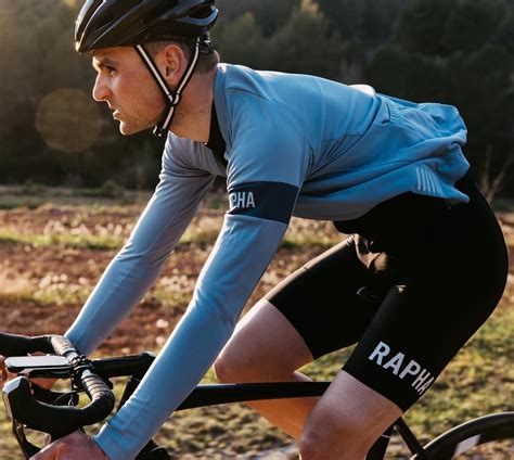 Rapha cc. There's a small reflective Rapha chest logo, too. Value. The Rapha Brevet Insulated Gilet faces up toe to toe with the Cafe du Cycliste Maya Unisex Insulated Packable Cycling Gilet in features and intended use, although it's cheaper, which isn't hard. The Cafe du Cycliste uses bulkier down filling to create warmth, which probably explains the ... 