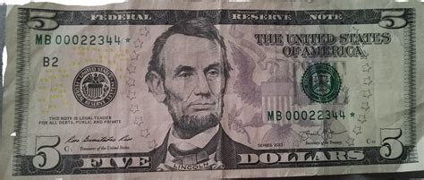 $100 Bill Values – How Are They Graded? Average circulated notes grade between Very Fine (VF) and Extremely Fine (EF). These notes contain aspects such as limited folds, semi crisp to crisp surface, no tears, and no water damage or environmental damage.. 
