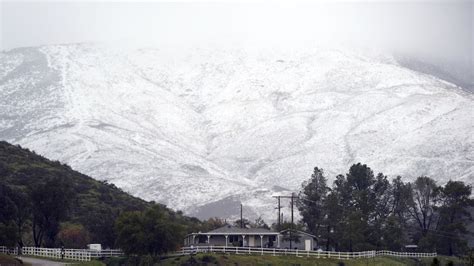 Rare spring snowstorm hits Southern California
