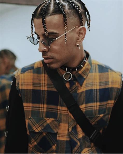 Wearing his signature braids and a burgundy suit adorned with gleaming chains, the smooth newcomer seemed to announce that although he's known for R&B and reggaeton, he could easily glide in next.... 