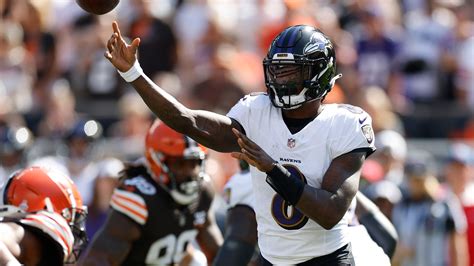 Ravens roll over Browns, 28-3, behind ‘point guard’ Lamar Jackson’s 4 total TDs, dominant defense