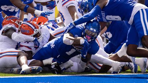 Ray Davis rushes for career-high 280 yards and scores 4 TDs, Kentucky dominates No. 22 Florida 33-14
