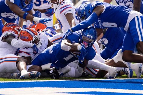 Ray Davis rushes for career-high 280 yards and scores 4 TDs, Kentucky dominates No. 22 Gators 33-14
