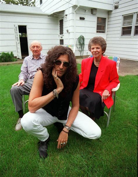  Ben and Ray Stern are the parents of American radio and TV personality, Howard Stern. Both Ben and Ray are Jewish and their families were originally from the Poland/Austria-Hungary region. Ben and Ray have two children, Howard Stern and Ellen Stern. Ben is known for his work in the sound department on shows including King Leonardo and His Short ... . 