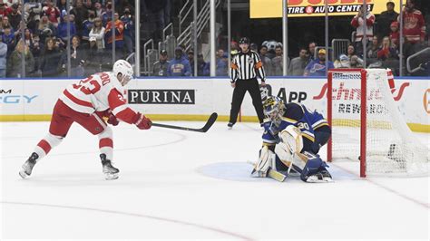 Raymond’s shootout goal lifts Red Wings over Blues, 3-2