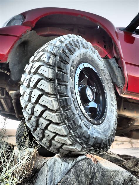 The Razr MT is another win for the Maxxis brand and compliments their incredible line up of off-road performance tires. The 285/65R18 Maxxis RAZR MT has a diameter of 32.8", a width of 11.5", mounts on a 18" rim and has 634 revolutions per mile. It has a max load of 3640/3305 lbs, has a maximum air pressure of 80 psi, a tread depth of 19/32 .... 