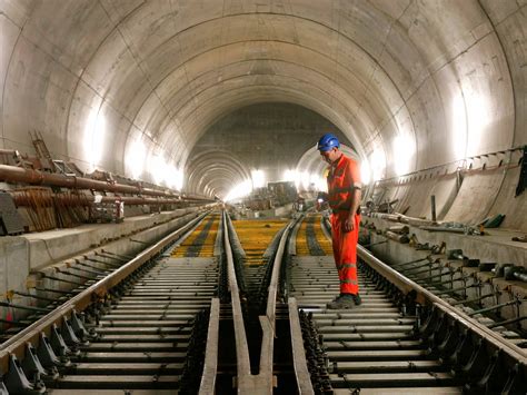 Rénovation des tunnels ferroviaires et techniques de réparation. - Discovering the essential universe 5th edition comins.