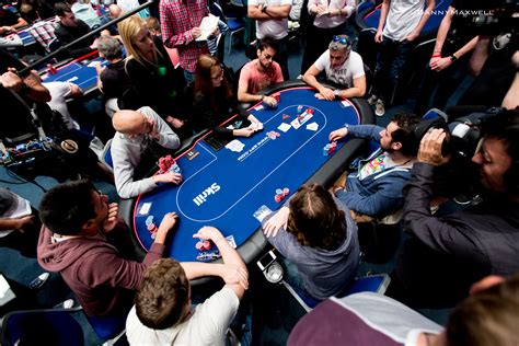 Real poker. One's "virtual," the other "real." There was a time in the not too distant past that the contrast between "live poker players" and "online poker players" was quite stark. Many pros belonged to one ... 