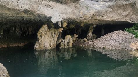 Reaparece una cueva submarina y las ruinas de un pueblo por bajo nivel del agua en un lago en Texas