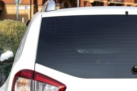 Rear window car. The answer is that it is possible for the rear window in your car to shatter unexpectedly. There are several possible reasons why this might have happened. They include: Damage to the edge. There might be some chips, cracks, and other issues around the edges of your glass window that you might not have … 