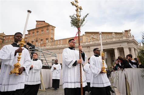 Rebounding Pope Francis begins Palm Sunday Mass at Vatican