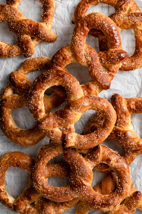Recipe for auntie anne's soft pretzels. dough into pretzel shapes as shown below. 7 . BAKE . 1 DISSOLVE . and stir the baking soda into 4 cups of very hot tap water in a medium bowl (do not boil). 2 COAT . baking tray lightly with nonstick spray. 3 DUNK . each pretzel briefly in baking soda solution. 8 . 4 PLACE . pretzels on greased baking tray and sprinkle with salt (optional). 