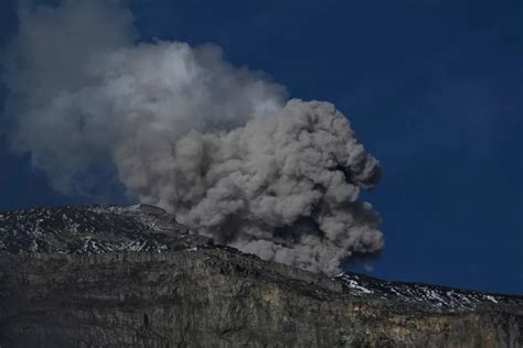 Recomiendan evacuación de 28 comunidades en cercanías del volcán Nevado del Ruiz, en Colombia, por riesgo de erupción