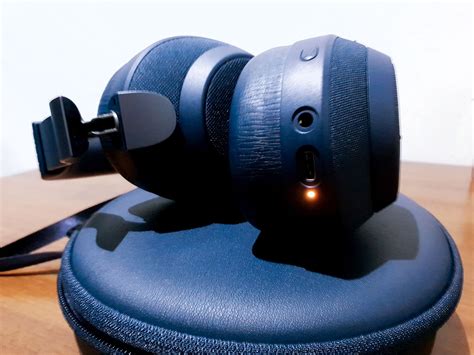 Red and blue light flashing on bluetooth headphones.  Empty the bluetooth list ...