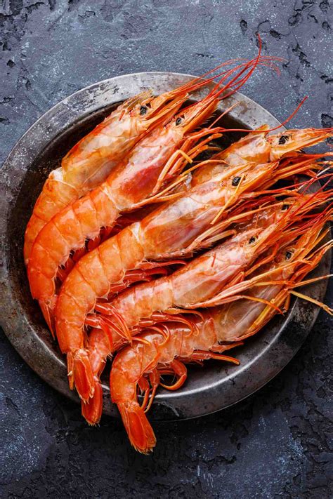 Red argentine shrimp. 1/2 to 3/4 pound Argentinian Red shrimp (or other sweet shrimp) deveined with tails on and patted dry (230-300g) 1 tablespoon extra virgin olive oil (14g) 1 to 2 medium garlic cloves, sliced thinly or minced (3-6g) sea salt to taste; Optional Garnishes. 1 tablespoon unsalted butter (14g) 