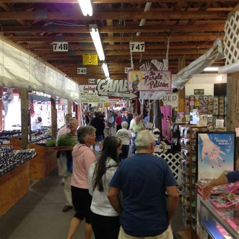 The Red Barn Flea Market in Bradenton Florida is definitely a place you should visit! Since opening their doors in 1981, this flea market has grown to over 600 vendors on 20 tree-lined acres. The Red Barn Flea Market is a traditional flea market combined with food courts, plaza shops, and farmers markets.