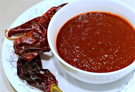 Red chile sauce. Each 33.82-ounce container of red chili sauce contains a fresh mixture of sun-ripened chili peppers, fresh garlic and savory spices to create a sauce that will complement dishes ranging from egg rolls to sandwiches. Because this sauce is intended for culinary professionals, its bold flavors will create endless menu … 