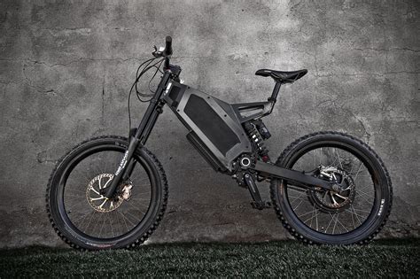Full suspension and Folding. 20" x 4" inch fat bike tires. Gates CDX Belt Drive for the ultimate in clean and quiet. 48v 14ah LG MJ1 battery. 1000 Watts of rear hub motor power (21amps continuous) Offered in polished aluminum and powder coat black. Twist throttle and pedal assist 5 levels. 1 year warranty against factory defects.. 