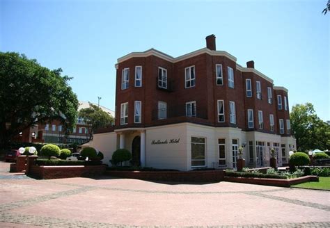 Redlands hotel. Redlands Hotel . About us . The hotel comprises 16 Deluxe Rooms, 2 Library Suites and 4 Premier Suites. The rooms are situated on either the 1st or 2nd floor of the original hotel or on … 